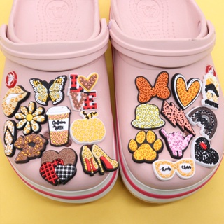 การ์ตูนผีเสื้อ Crocs Jibbits ดอกไม้ Paw Jibitz Charm Leopard พิมพ์ Jibits Crocks สําหรับผู้หญิง รองเท้าอุปกรณ์เสริมหัวใจแว่นตารองเท้าเสน่ห์ Pinn ตกแต่ง