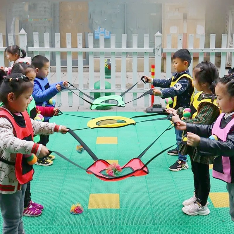 ประสาทสัมผัสเล่นของเล่นสําหรับเด็ก โยนโต้ตอบสองชั้นและเกมลูกบอลจับสนุกกลางแจ้งและความบันเทิงกีฬา