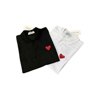 เสื้อโปโล สีดํา และสีขาว