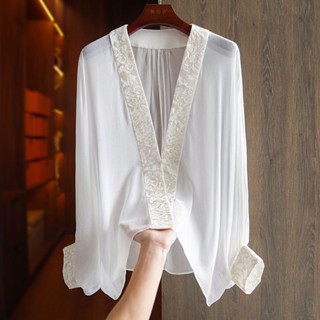 เสื้อเชิ้ตแขนยาว คอวี ปักลาย สีขาว สําหรับผู้หญิง 2023