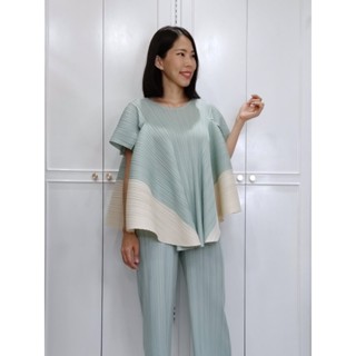 2MUAY PLEAT เสื้อผู้หญิง เสื้อพลีทคุณภาพ TWO TONE VOLUME PLEAT TOP รุ่น GJO3858 4สี FREE SIZE