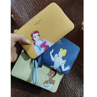 Disney X COAC H Corner Zip Wristlet With Cinderella C3361 C3362 C3363 กระเป๋าคลัทช์สุภาพสตรี COAC H กระเป๋าซิปใส่เหรียญ