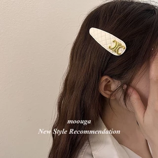 Moouga/influencer กิ๊บติดผม โลหะ ลายตัวอักษรน่ารัก สีดํา สีขาว สไตล์เกาหลี สําหรับผู้หญิง