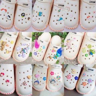 CROCS ชุดอุปกรณ์เสริม จี้รูปการ์ตูนดิสนีย์ มิกกี้เมาส์ ปิกาจู มอนสเตอร์ Jibitz Charm Stella Lou Bear Jibbits Pin Daisy Flower Jibits สําหรับผู้หญิง