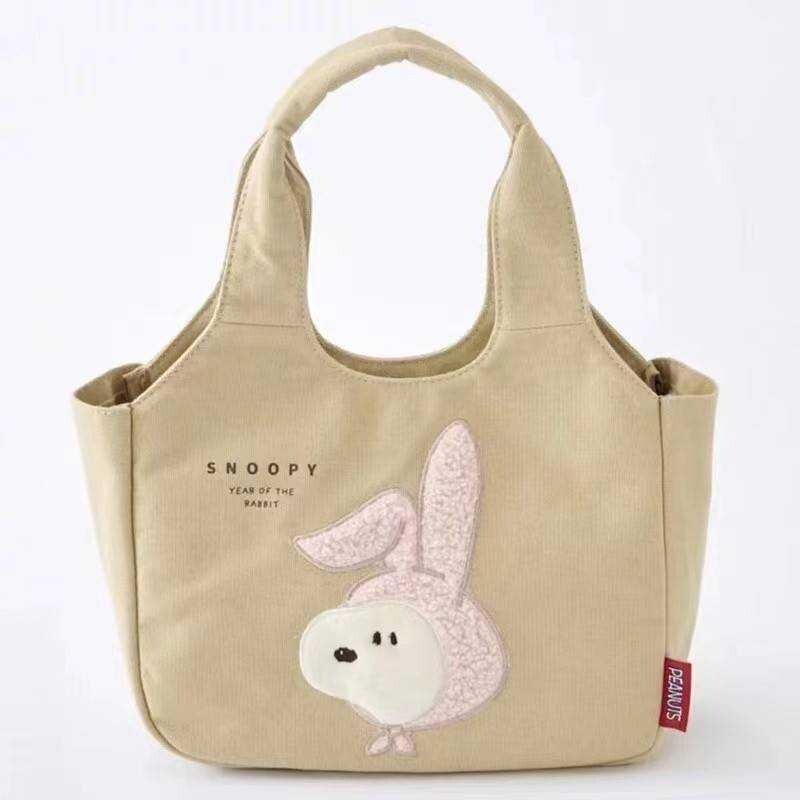 กระเป๋าถือ SNOOPY มี 2 รุ่น (4 แบบ) รุ่นงานปัก และรุ่นมีป้าย+ช่องใส่ของด้านหน้า สามารถสะพายไหล่ได้ ขนาด 36×22×12 cm