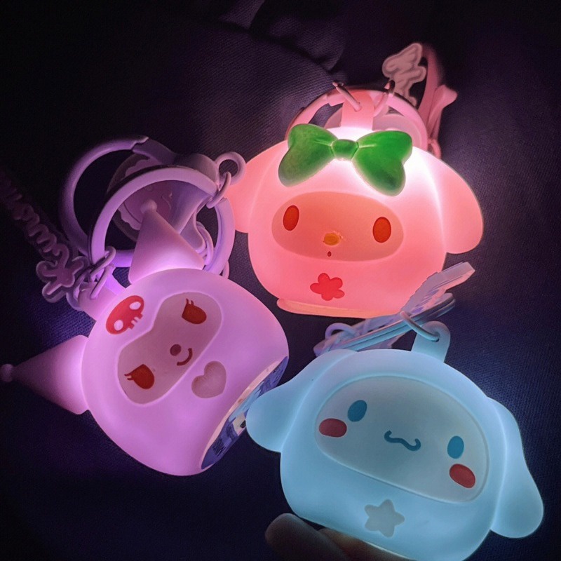 พวงกุญแจ จี้การ์ตูนอนิเมะ Sanrios My Melody Kuromi Cinnamoroll Kawaii มีไฟ LED เรืองแสง สําหรับห้อยกระเป๋า