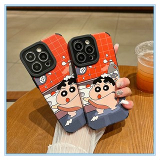 Crayon Shin-chan case for iPhone13 14plus ใช้สำหรับ เคสไอโฟน11 เคสไอโฟน14promax 12 xr caseiPhone13promax เคสไอโฟน7พลัส ไอโฟน 14Pro เคสโทรศัพท์มือถือหนังนิ่ม ขอบตรง ป้องกันเลนส์ ลาย