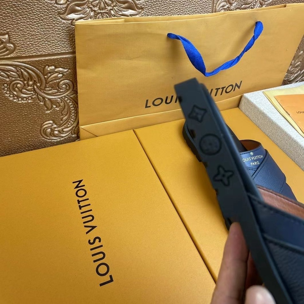 L-V รองเท้าแตะ พื้นแบน กันลื่น น้ําหนักเบา ทนต่อการสึกหรอ แฟชั่นฤดูร้อน สําหรับผู้ชาย 2023