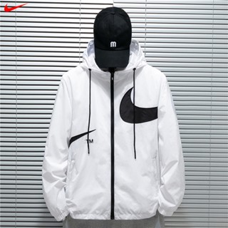 Nike ของแท้ 100% เสื้อแจ็กเก็ต มีฮู้ด ขนาดใหญ่ ปักลายโลโก้ SWOOSH กันน้ํา น้ําหนักเบา สําหรับผู้ชาย คู่รัก เล่นกีฬา กลางแจ้ง