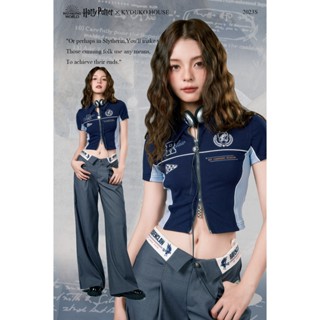 [KYOUKO] Harry Potter Shirt for Women 2023 Preppy Style Top เสื้อโปโลครอป ซิปหน้าสลักบ้าน