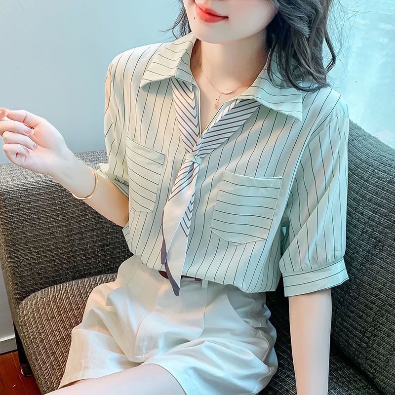 🌸Breeze🌸ผ้าพันคอผ้าไหม แถบ เสื้อเชิ้ต ผู้หญิง แขนสั้น ความรู้สึกของการออกแบบ เฉพาะกลุ่ม กระเป๋า คอโปโล เสื้อเชิ้ต - รูปที่ 2