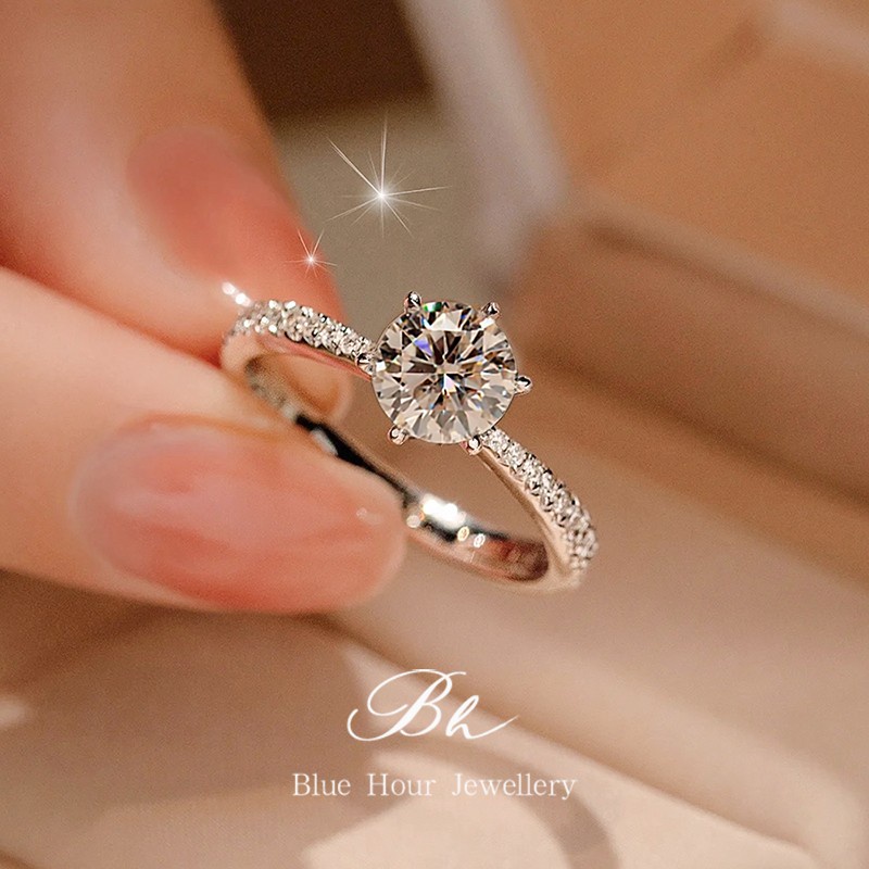 จริง Moissanite 0.5ct 1ct Ins สไตล์ Elegant หกแฉกรอบตัดสีขาว D สีแหวน S925 เงินสเตอร์ลิงพร้อมการรับรอง GRA สามารถ Pass Test สําหรับหมั้นงานแต่งงาน