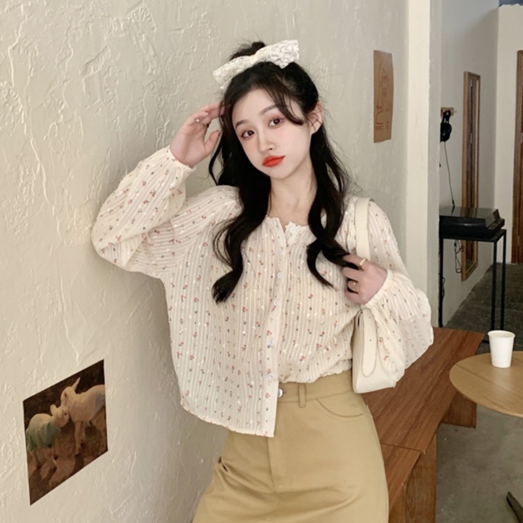 Korean เสื้อเชิ้ตทรงใหญ่ แขนยาวคอกลม ลายดอกไม้แต่งริ้ว โทนสีแอปริคอท กระดุมหน้า