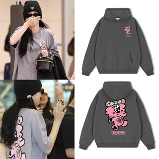 KPOP BLACKPINK x VERDY JISOO เสื้อฮู้ดผู้หญิงบวกขนาดเกาหลีน่ารักการ์ตูนพิมพ์เสื้อกันหนาวหลวม ๆ ด้านบนฤดูใบไม้ผลิและฤดูใบไม้ร่วงแฟชั่นชายและหญิงคู่ถนน เสื้อสวมหัว