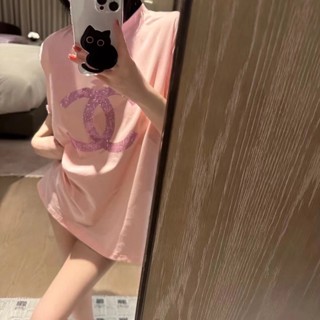 Xiaoxiangjia เสื้อยืดแขนสั้น ทรงหลวม ประดับเพชร สีชมพูหวานแหวว เข้ากับทุกการแต่งกาย แฟชั่นสําหรับผู้หญิง 23 5295 #