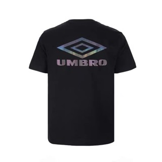 ใหม่ เสื้อยืดลําลอง แขนสั้น พิมพ์ลายโลโก้ Umbro ทรงหลวม แฟชั่นสําหรับผู้ชาย UO212AP2589