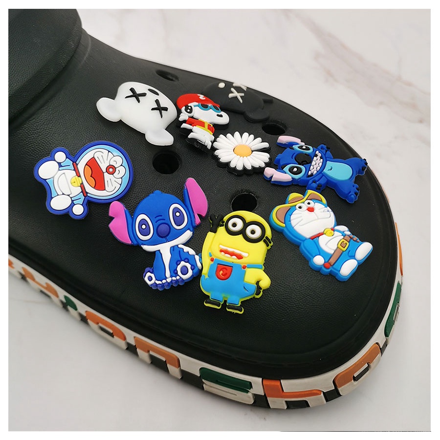 การ์ตูนโดราเอมอน Crocs Jibits อะนิเมะ Kaws Jibbitz Croc Charms Stitch Snoopy รองเท้า Charm Pins สําหรับผู้หญิง อุปกรณ์เสริมตกแต่งรองเท้า