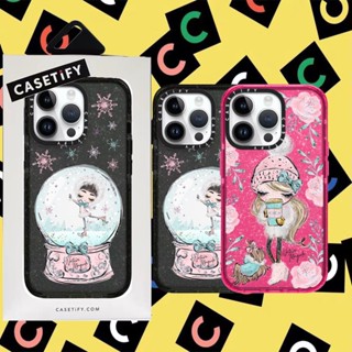 Casetify 【คริสตัลบอลหิมะ เด็กผู้หญิง 】เคสโทรศัพท์มือถือซิลิโคน TPU นิ่ม แบบใส กันกระแทก ลายตัวอักษร กลิตเตอร์ มีลายด้านข้าง สําหรับ iPhone 11 12 13 14 Pro Max