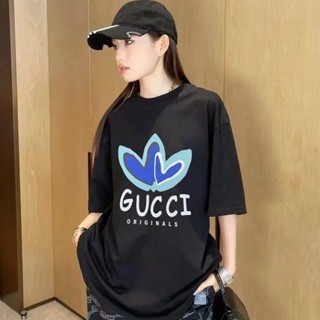 เสื้อยืดแขนสั้นลําลอง คอปก พิมพ์ลายโลโก้ GUC co ขนาดใหญ่ คุณภาพสูง แฟชั่นคู่รัก สําหรับผู้ชาย และผู้หญิง