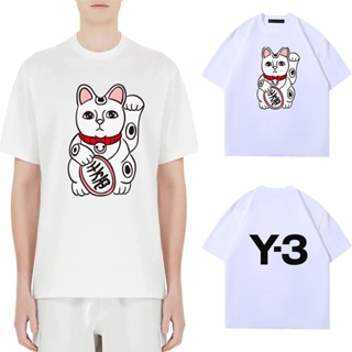 Yohji Yamamoto Y3 เสื้อยืดคอกลม แขนสั้น ผ้าฝ้ายแท้ พิมพ์ลายแมวนําโชค ทรงหลวม สไตล์ญี่ปุ่น เหมาะกับฤดูร้อน สําหรับผู้ชาย และผู้หญิง