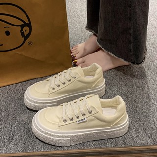 HWSHOES รองเท้าสีขาวส้นเตี้ยสำหรับผู้หญิงรองเท้าผ้าใบระบายอากาศแบบใหม่สำหรับนักเรียนรองเท้าชั้นเดียวสไตล์วิทยาลัยสไตล์เกาหลี