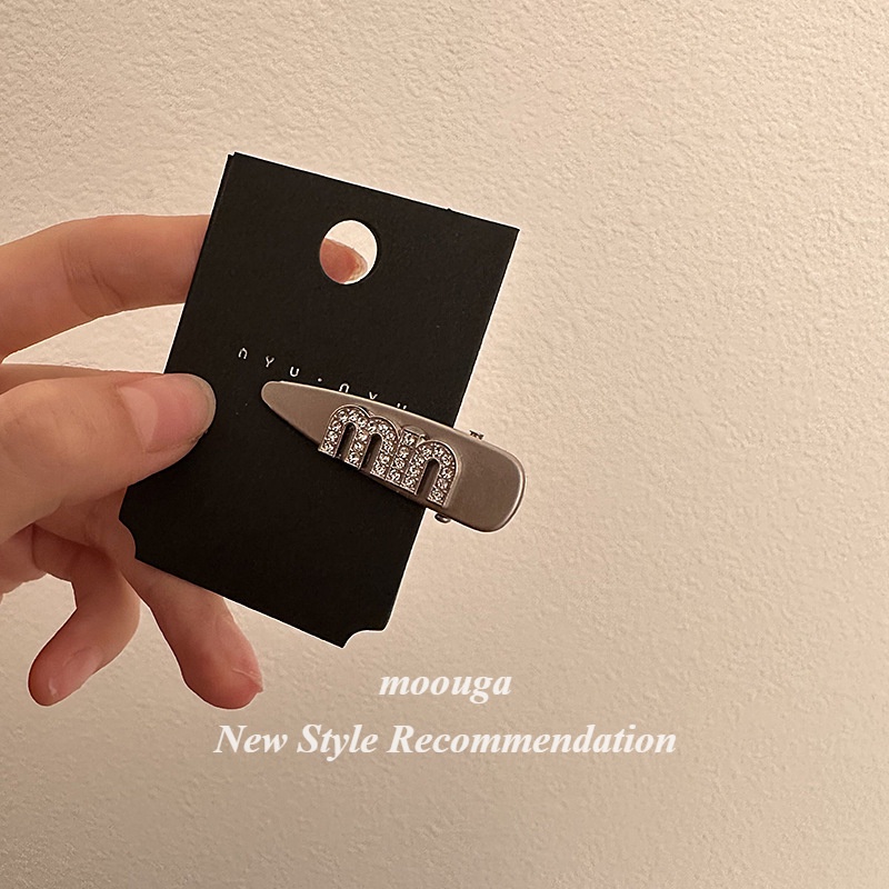 Moouga/ กิ๊บติดผม สองชิ้น ลายตัวอักษร กระพริบ ระดับไฮเอนด์ เข้ากับทุกการแต่งกาย เครื่องประดับผม กิ๊บผมหน้าม้า
