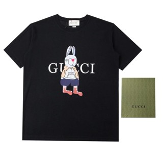 เสื้อยืดแขนสั้น คอกลม ผ้าฝ้ายแท้ 100% พิมพ์ลายโลโก้ Guc Gucci ปีใหม่กระต่าย 2 สี เรียบง่าย 23ss สําหรับผู้ชาย และผู้หญิง Gucci เสื้อเปิดไหล่ แขนห้าส่วน เข้ากับทุกการแต่งกาย แฟชั่นอินเทรนด์