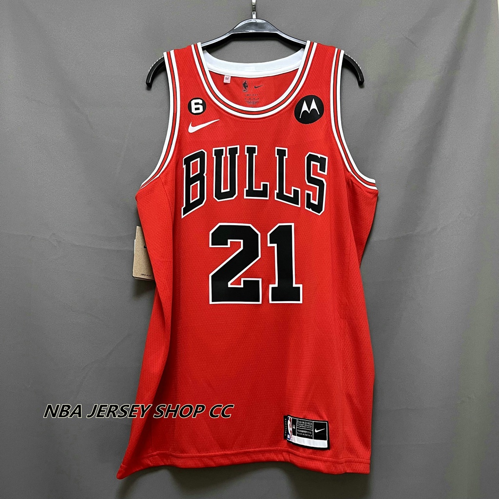 【คุณภาพสูง】ใหม่ ของแท้ NBA 2022-23 Chicago Bulls สําหรับผู้ชาย #21 เสื้อกีฬาแขนสั้น ลายทีม Patrick Beverley Icon Edition สีแดง