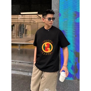 GUCCI Gu66cc- เสื้อยืดผ้าฝ้ายถัก พิมพ์ลายริบบิ้น G คู่ เรียบง่าย ดูดี ทุกเพศ Mfgds