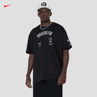 Nike×nba ของแท้ 100% เสื้อยืดแขนสั้นลําลอง พิมพ์ลาย Monogram เหมาะกับการเล่นบาสเก็ตบอล ครบรอบ 75 ปี สําหรับผู้ชาย DH6740