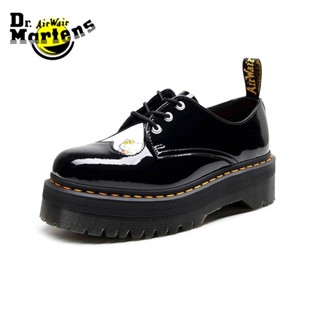 DR MARTENS รองเท้ามาร์ติน หนังวัวแท้ ส้นเตี้ย พื้นหนา ลาย Hello Kitty 3 รู สําหรับผู้หญิง LV5L 1461