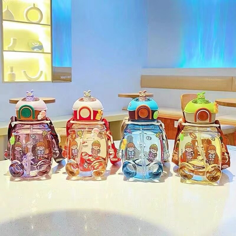 กระบอกน้ำ กระติกน้ำเด็กลายน่ารัก ขนาด 1000ml กระติกน้ำเด็ก สีใส มีสายสะพาย 4 สีสามารถเลือกได้กอดหมีถ้วย พร้อมฝาครอบกั