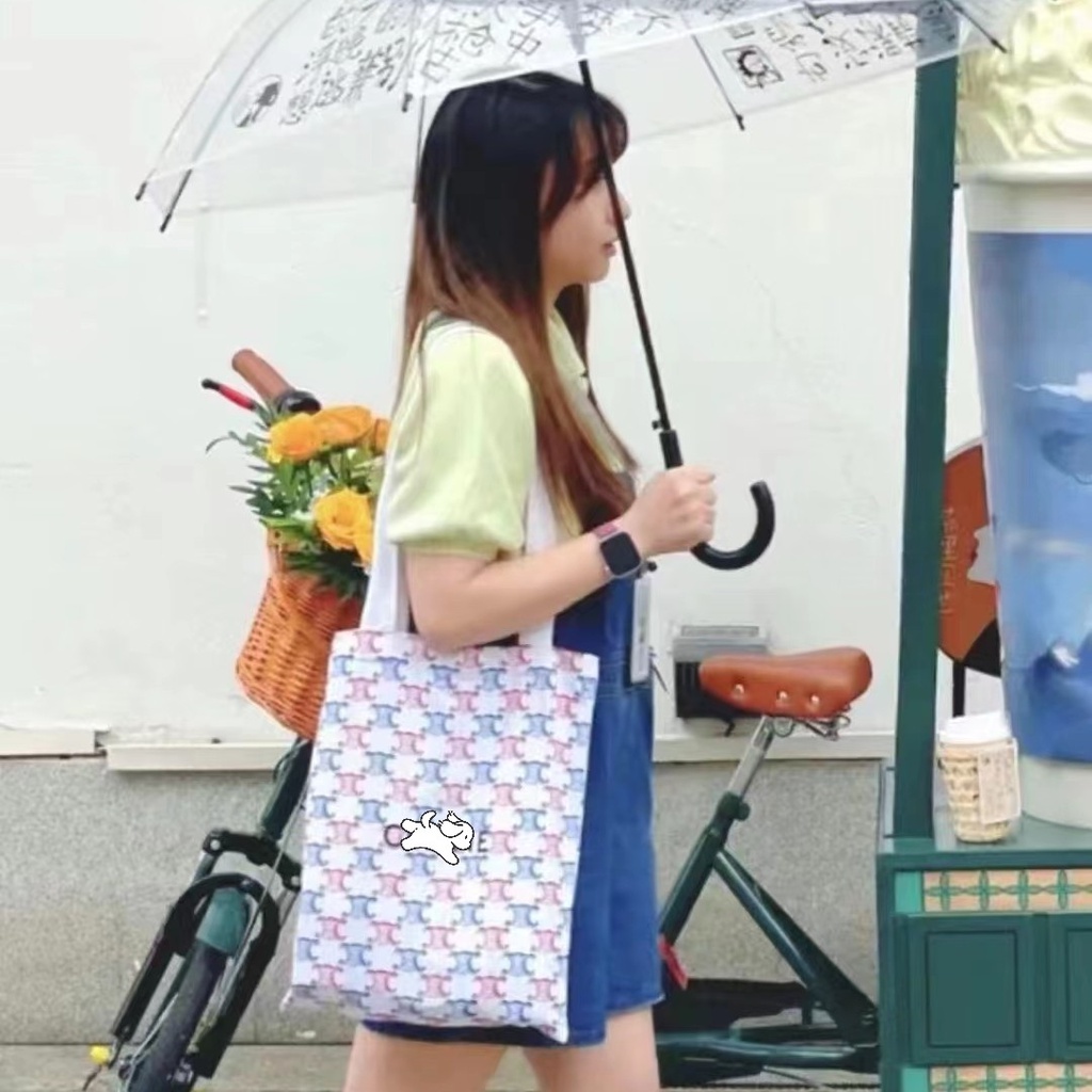 Pop-up Shop Limited กระเป๋าสะพายไหล่ ผ้าแคนวาส ทรงโท้ท พิมพ์ลายโลโก้ สีฟ้า แดง ขาว เรียบง่าย เหมาะกับการพกพาเดินทาง (S/L)
