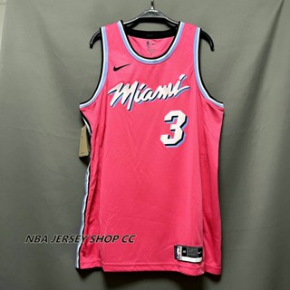 【คุณภาพสูง】ใหม่ ของแท้ NBA Miami Heat สําหรับผู้ชาย #3 เสื้อกีฬาแขนสั้น ลาย Dwyane Wade Jersey สีชมพู