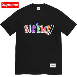 【พร้อมส่ง】 Supreme x WTAPS Sicem! ของแท้ 100% เสื้อยืดแขนสั้น ผ้าฝ้าย ทรงหลวม ลายโมโนแกรม หลากสี สําหรับผู้ชาย และผู้หญิง