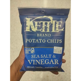 KETTLE CHIPS ของทอดกรอบรสเกลือและตาม KETTLE CHIPS Crispy fried snacks flavored with salt.