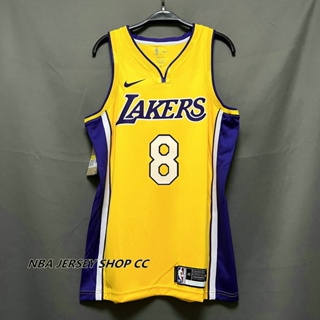 【คุณภาพสูง】ใหม่ ของแท้ NBA Los Angeles Lakers สําหรับผู้ชาย #8 เสื้อกีฬาแขนสั้น คอวี สีเหลือง