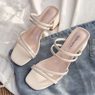 รองเท้าส้นสูงหนังนุ่ม สายไขว้สีขาว เปิดนิ้วเท้า ส้นเตี้ย