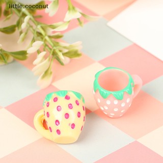 [little.coconut] แก้วน้ําเรซิ่น ลายสตรอเบอร์รี่จิ๋ว 1:12 สําหรับตกแต่งบ้านตุ๊กตา 2 ชิ้น