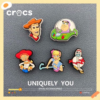 Crocs jibbitz หัวเข็มขัด ลายการ์ตูนอนิเมะ Toy Story ดอกไม้ สําหรับตกแต่งรองเท้า