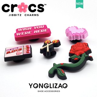 Jibbitz crocs charms หัวเข็มขัดรองเท้า อุปกรณ์เสริมรองเท้า สีแดง วันวาเลนไทน์ ชุดสนุก การ์ตูน DIY หัวเข็มขัดตกแต่ง