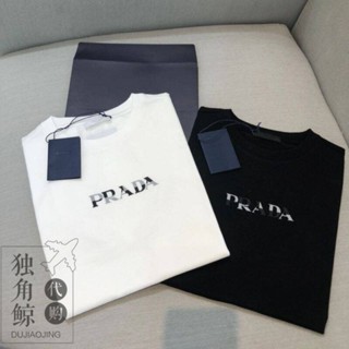 [Label + Tag] PRADA เสื้อยืดลําลอง แขนสั้น พิมพ์ลายตัวอักษร คุณภาพสูง สไตล์ยุโรป และอเมริกา สําหรับผู้ชาย และผู้หญิง