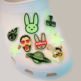 Jibbitz Glow In The Dark Singer Fire Jibits Crocs Charm Bad Bunny Shoe Charms Luminous Croc Jibbits Pin สําหรับผู้หญิง อุปกรณ์เสริมตกแต่งรองเท้า