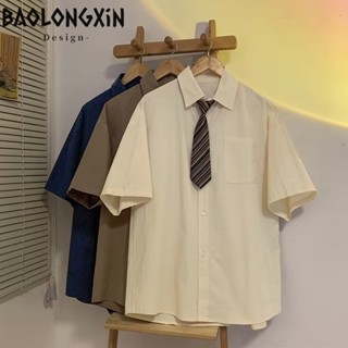 BAOLONGXIN แนวโน้มเสื้อเชิ้ตผู้ชายฤดูร้อนอารมณ์สีทึบยืนคอแขนห้าส่วนมาตรฐานใหม่เยาวชนยอดนิยมฮาราจูกุด้านบน