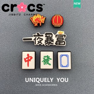 Jibbitz Crocs charms หัวเข็มขัดรองเท้า อุปกรณ์เสริมรองเท้า สไตล์ไพ่นกกระจอก สไตล์ใหม่ Crocs ดอกไม้ จีน หัวเข็มขัดตกแต่ง