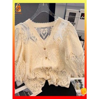 เสื้อสาวอวบ เสื้อคลุมสาวอวบ เสื้อผ้าผู้หญิงไซส์ใหญ่เสื้อลูกไม้ฉลุลายเย็บสไตล์ฝรั่งเศสแบบใหม่ฤดูร้อนปี2023เสื้อคอวีแขนพองทรงหลวมสำหรับสาวอวบ