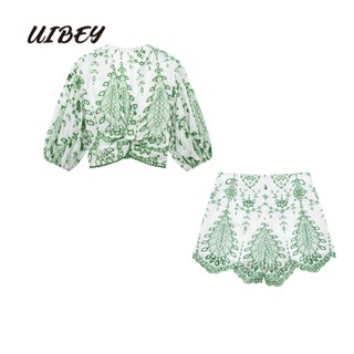 Uibey เสื้อท็อป คอวี ปักลาย + กางเกงขาสั้น 8838