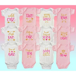 ปรับแต่งรายเดือน Milestone on Baby Onesie (เด็กผู้หญิงตัวหนึ่ง) AEMR