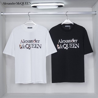 Alexander Mcqueen 100% Origianl ผู้ชาย มินิมอล ตัวอักษร กราฟฟิตี พิมพ์ เสื้อยืดแขนสั้น ลําลอง ผู้หญิง ฤดูร้อน ขายดี เสื้อเชิ้ตแขนครึ่ง