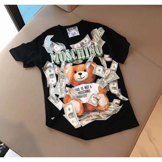 พร้อมส่ง มาใหม่ MOSCHINO เสื้อยืดลําลอง ผ้าฝ้าย แขนสั้น พิมพ์ลาย 3D สําหรับผู้ชาย ผู้หญิง ไซซ์ S-4XL